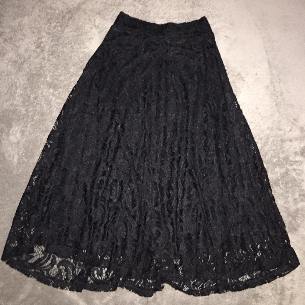 🚫SOLD🚫Lace midi skirt
